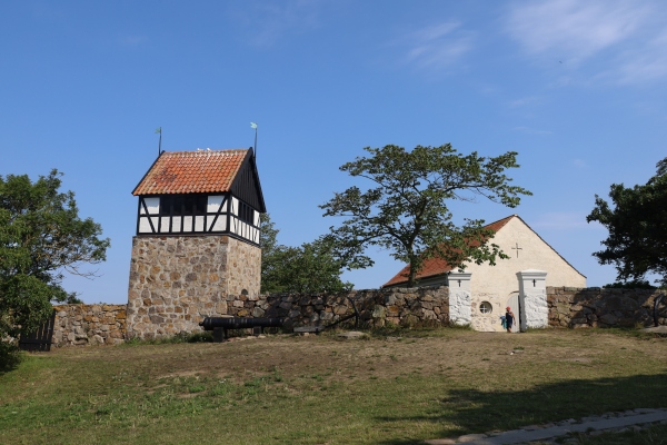 Kirche mit Glockenturm auf Christiansø